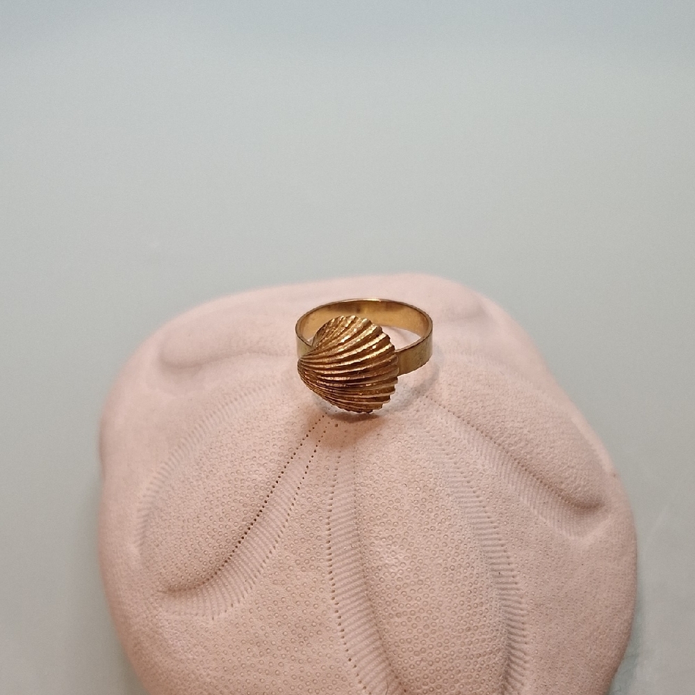 Elegant Gold Shell Ring